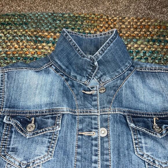Maurice’s Wash Jean Jacket adorned with assorted patches women's medium - Picture 9 of 15